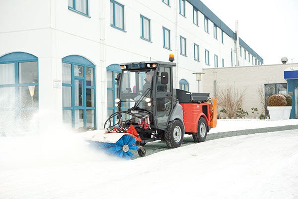 Прибираня снігу та посипання піщано-сольовою сумішшю