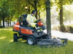 Покос газону рейдером