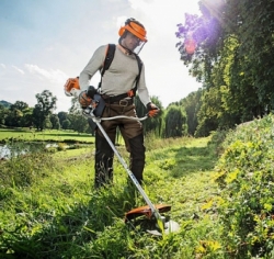 Покос газону трімером