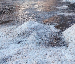 Посипання піщано-сольовою сумішшю