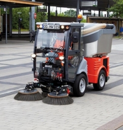 Прибирання вулиць комунальним транспортом