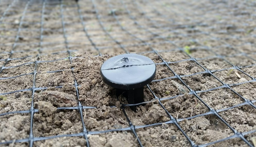 Укладання сітки від кротів